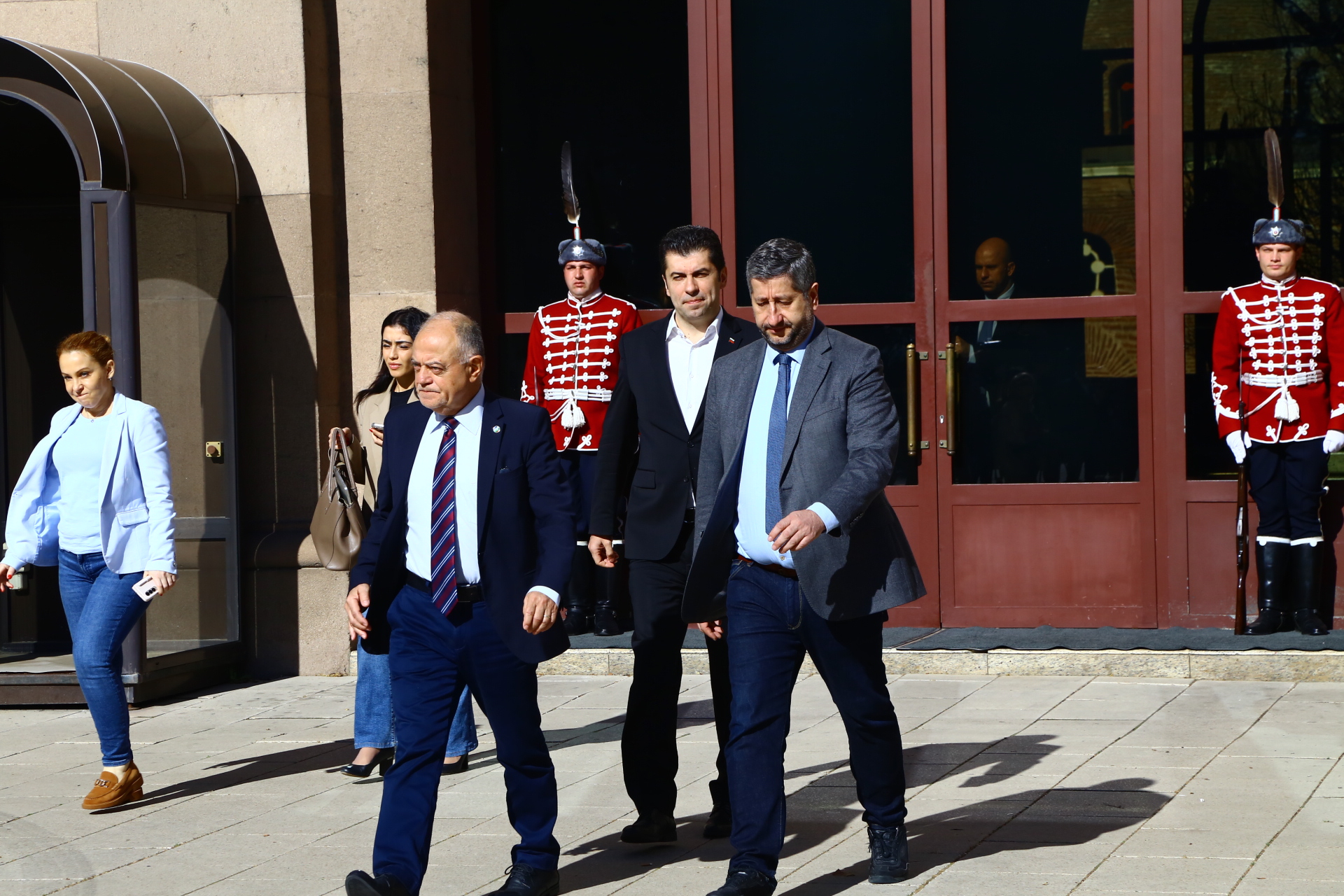 Социолог бомбастично: ДБ се отцепва от ПП, ако се случи това!