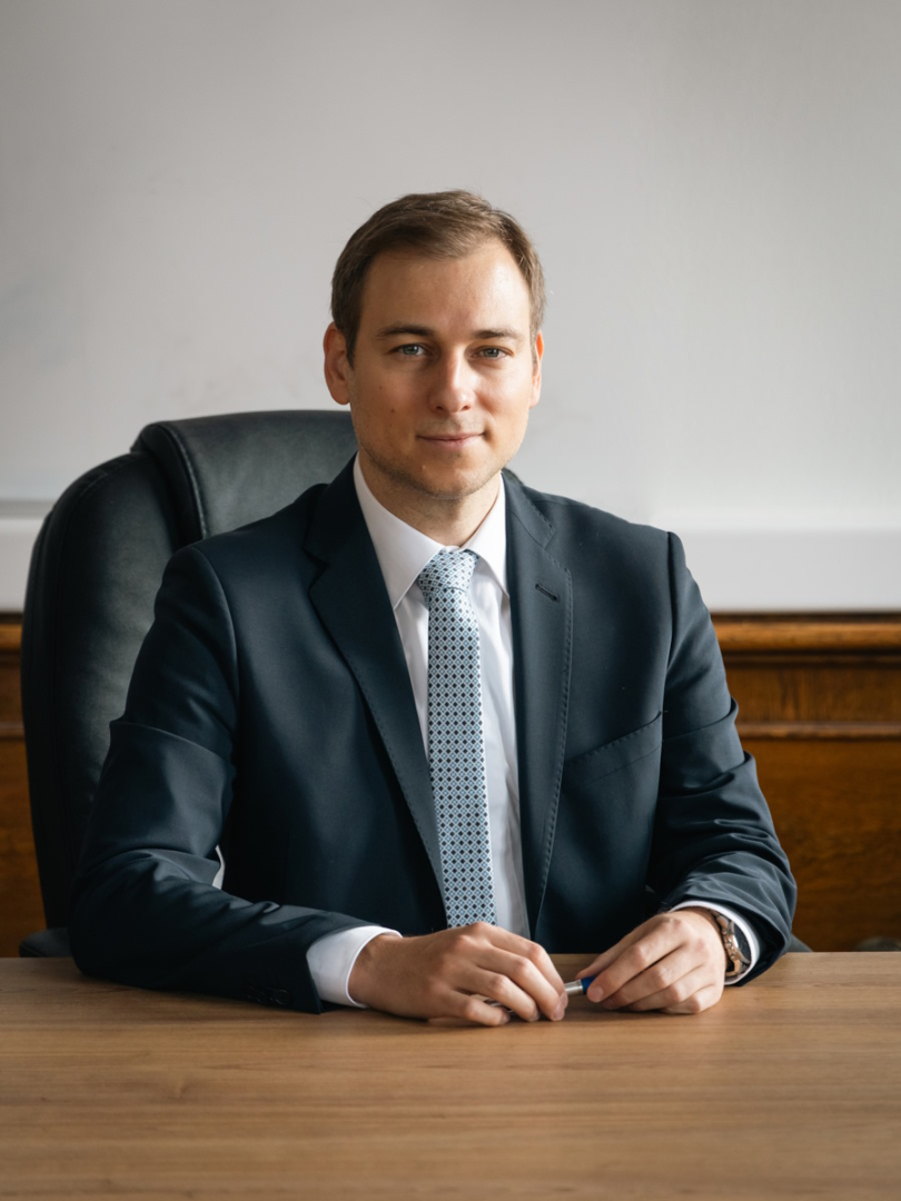 Задава се голям скандал! Това ли е новият сив кардинал на София?
