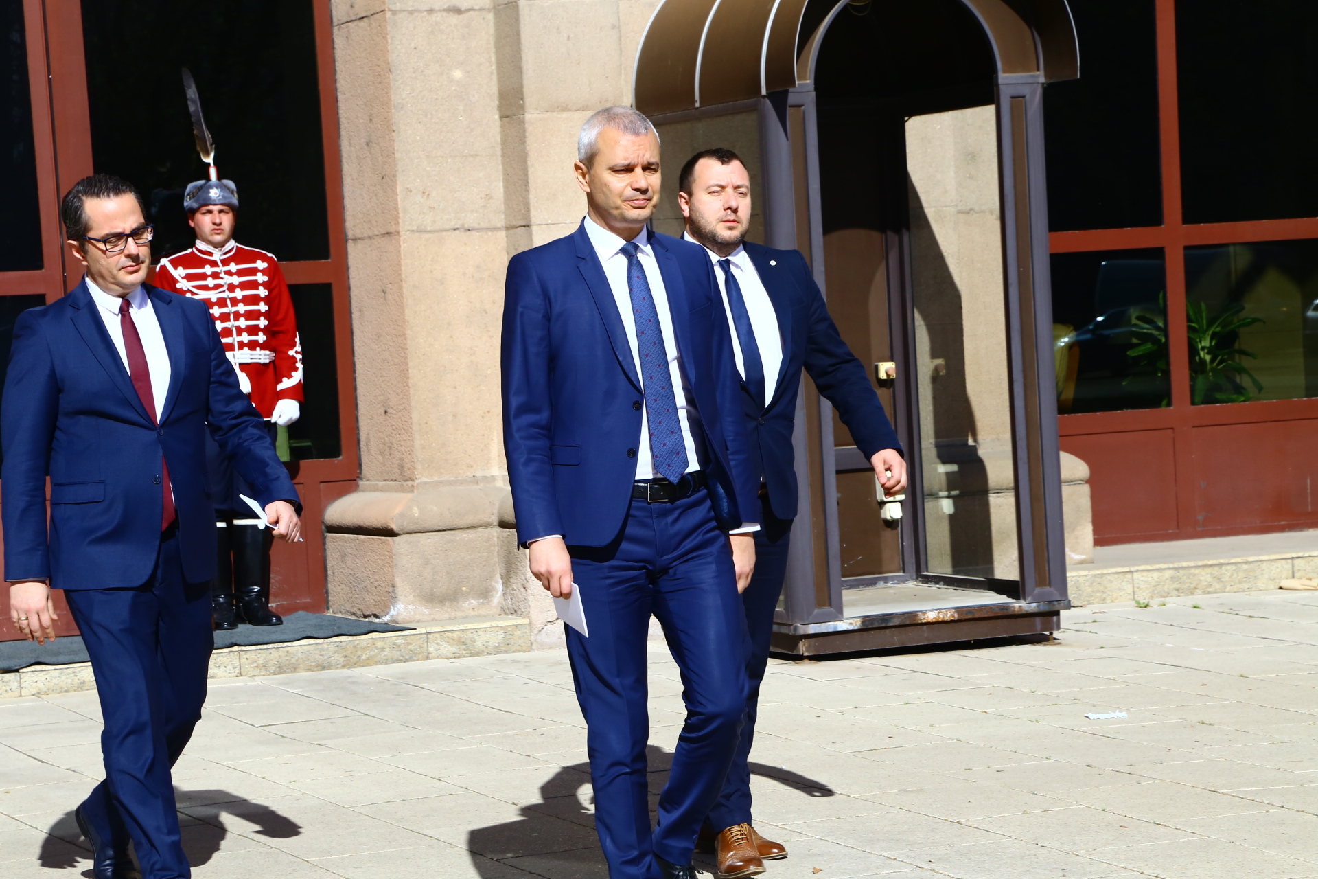 Костадинов: Радев да не подписва указа за освобождаване на външния министър 
