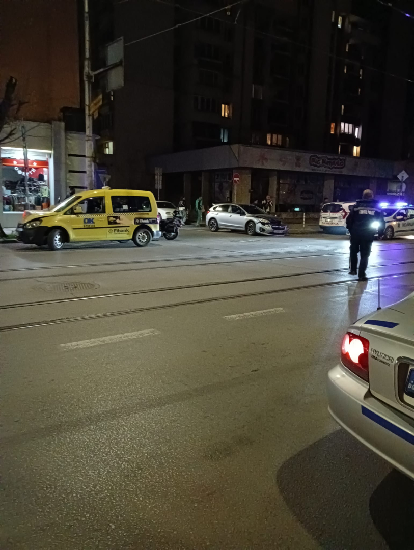 Първо в БЛИЦ! Тежка катастрофа в центъра на София СНИМКИ