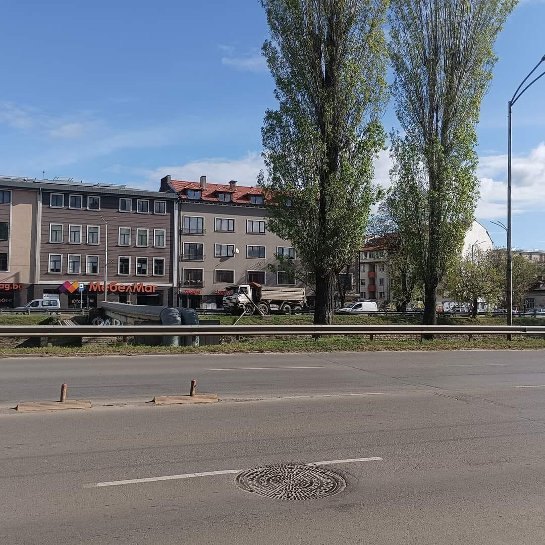 Първо в БЛИЦ! Зрелищно меле на Лъвов мост в София СНИМКИ