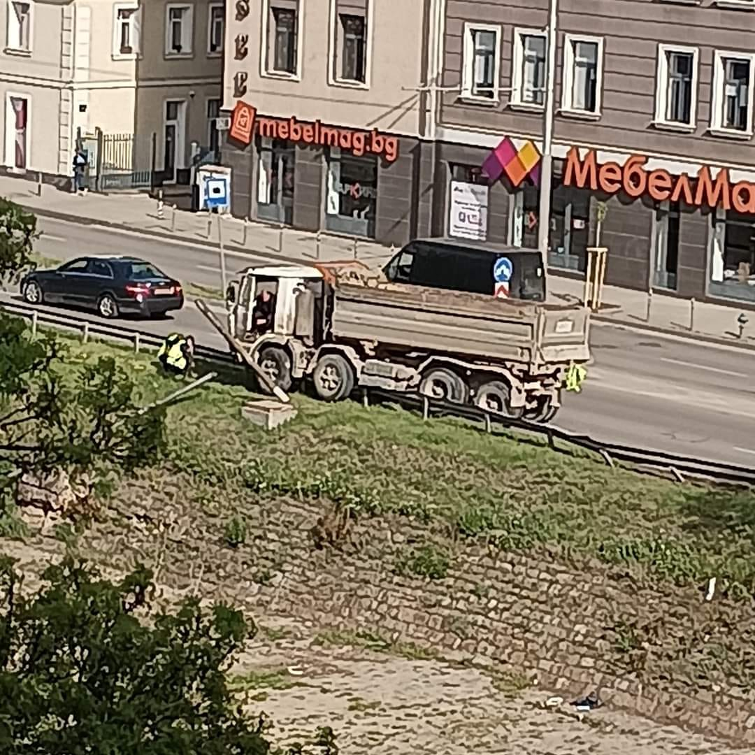 Първо в БЛИЦ! Зрелищно меле на Лъвов мост в София СНИМКИ