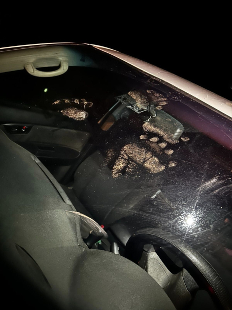 Габровец паркира колата си, а на сутринта върху предното стъкло видя тези следи СНИМКИ