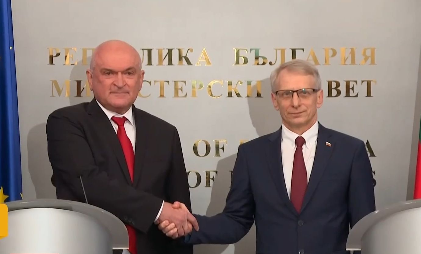 Денков шашардиса Мария Габриел на изпроводяк, уж трябваше да се ръкуват, а той направо... СНИМКИ