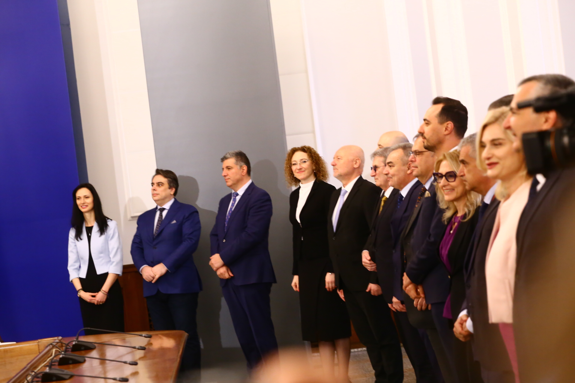 Денков шашардиса Мария Габриел на изпроводяк, уж трябваше да се ръкуват, а той направо... СНИМКИ