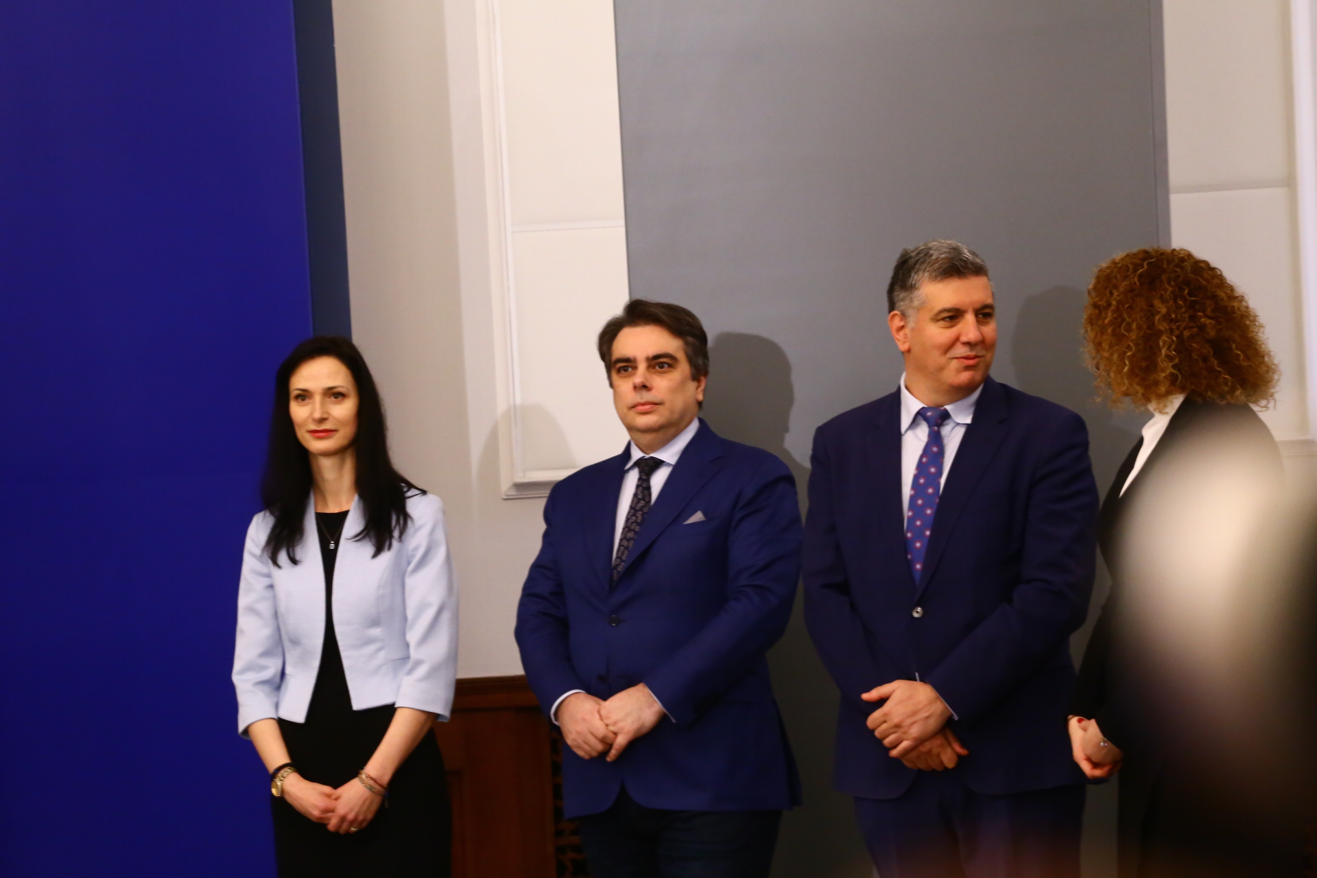 Денков шашардиса Мария Габриел на изпроводяк, уж трябваше да се ръкуват, а той направо... СНИМКИ