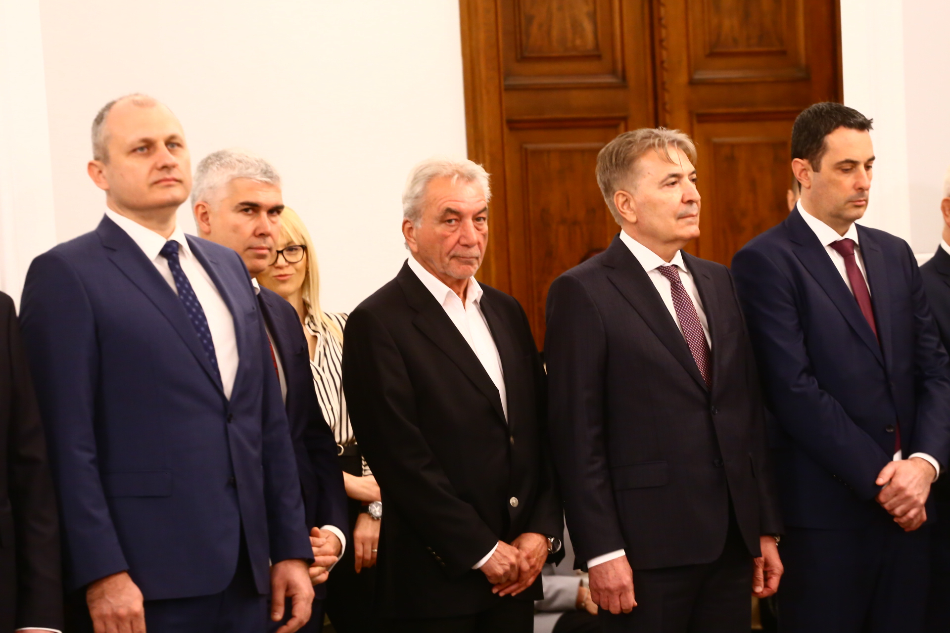 Денков шашардиса Мария Габриел на изпроводяк, уж трябваше да се ръкуват, а той направо... СНИМКИ
