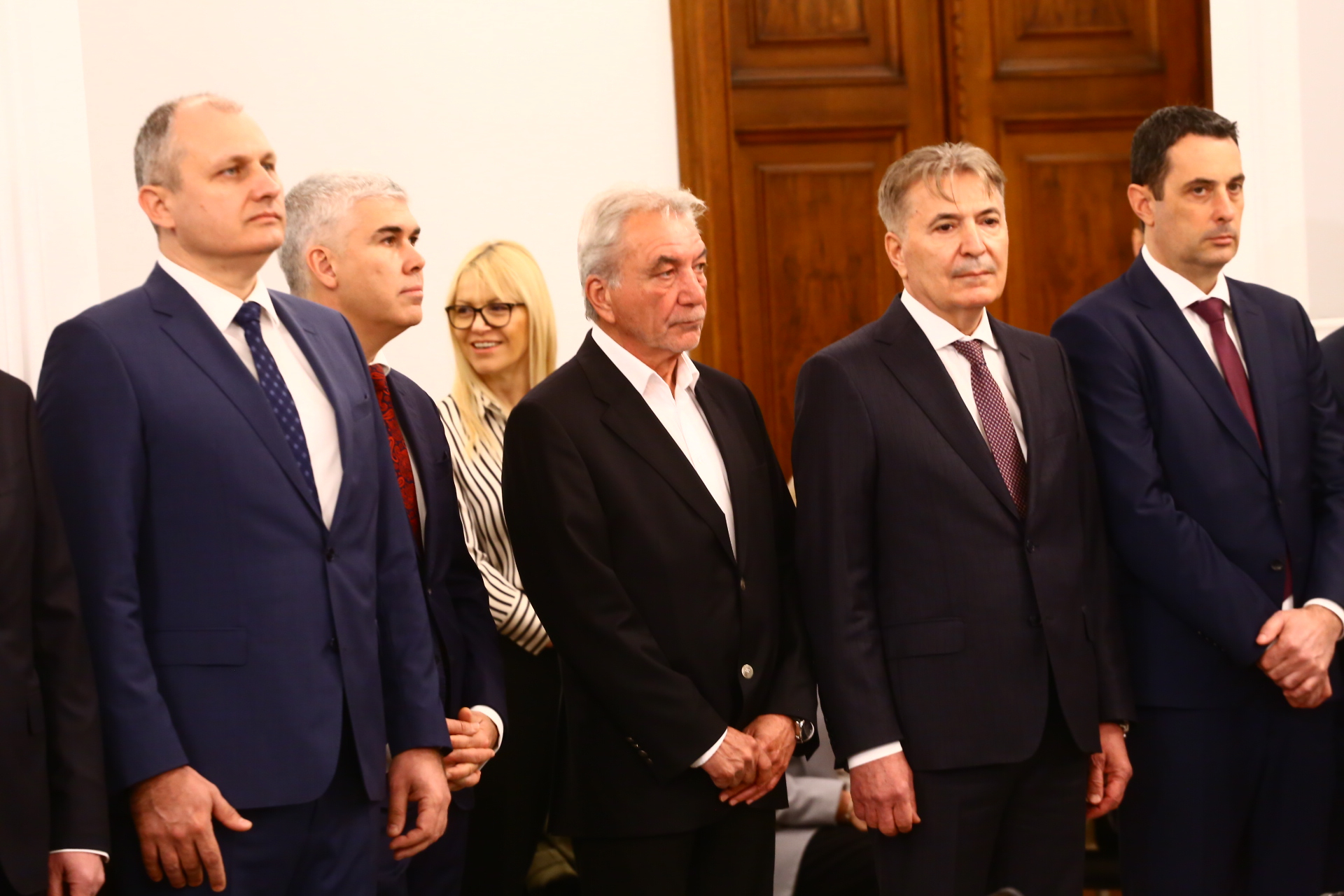 Денков шашардиса Мария Габриел на изпроводяк, уж трябваше да се ръкуват, а той направо... СНИМКИ