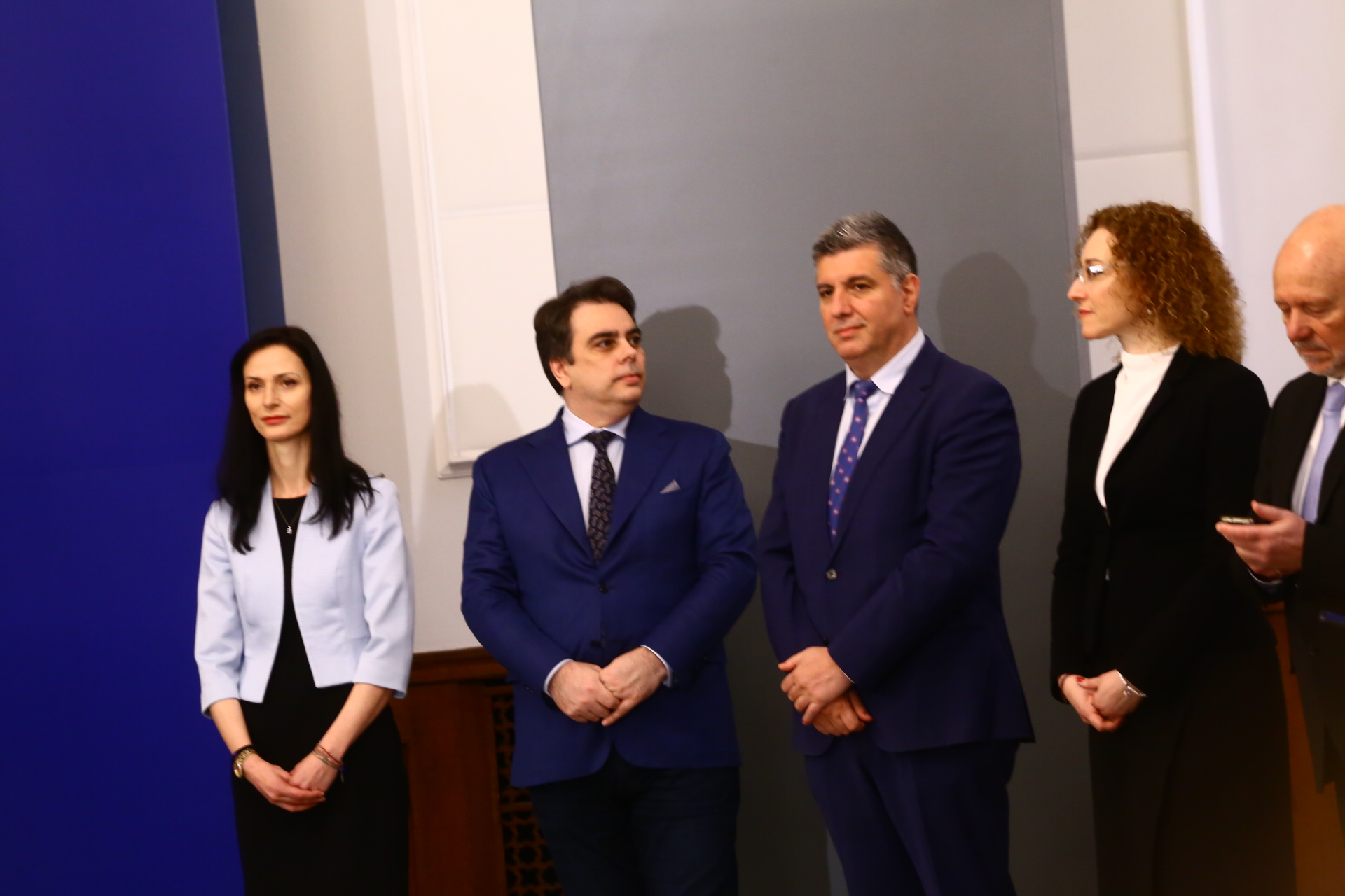 Денков шашардиса Мария Габриел на изпроводяк, уж трябваше да се ръкуват, а той направо... СНИМКИ