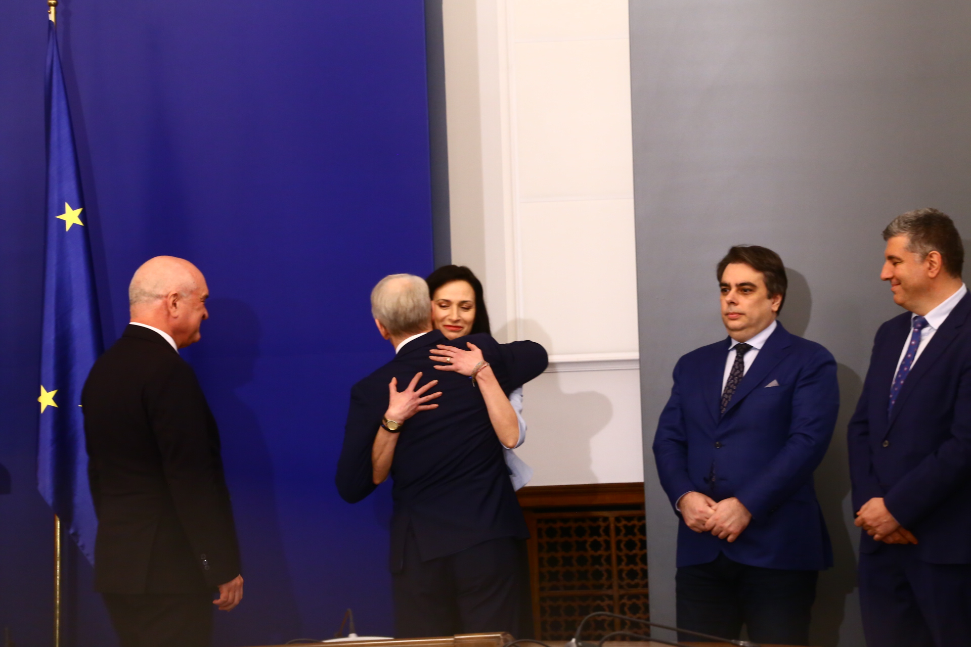 Денков шашардиса Мария Габриел на изпроводяк, уж трябваше да се ръкуват, а той направо... СНИМКИ