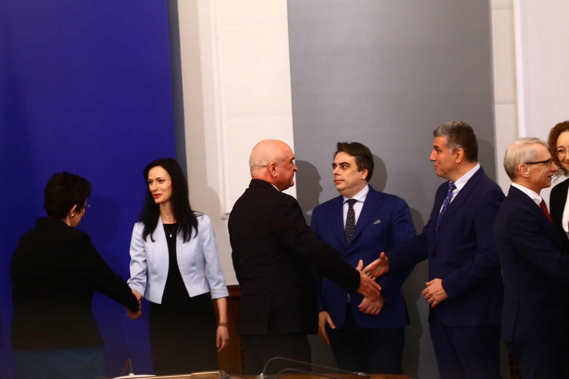 Денков шашардиса Мария Габриел на изпроводяк, уж трябваше да се ръкуват, а той направо... СНИМКИ