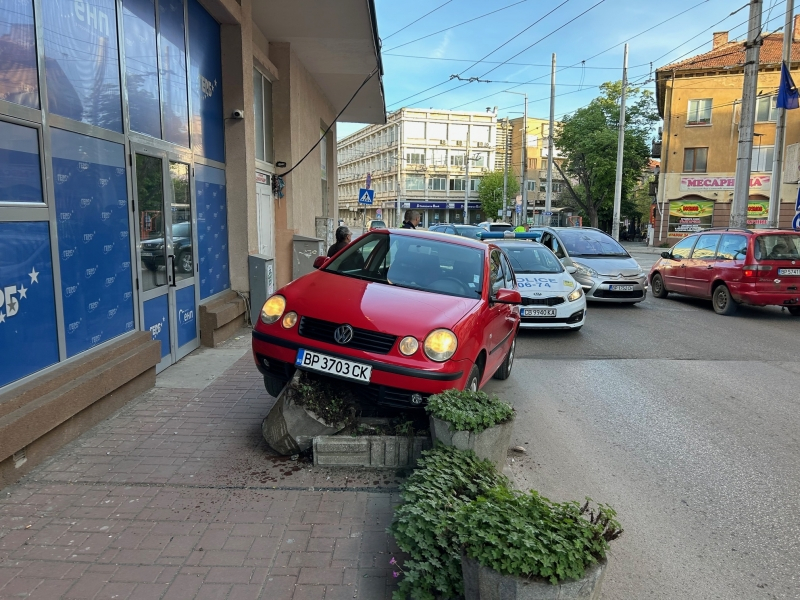 С бясна скорост: Кола се заби пред офиса на ГЕРБ, полицията отцепи района