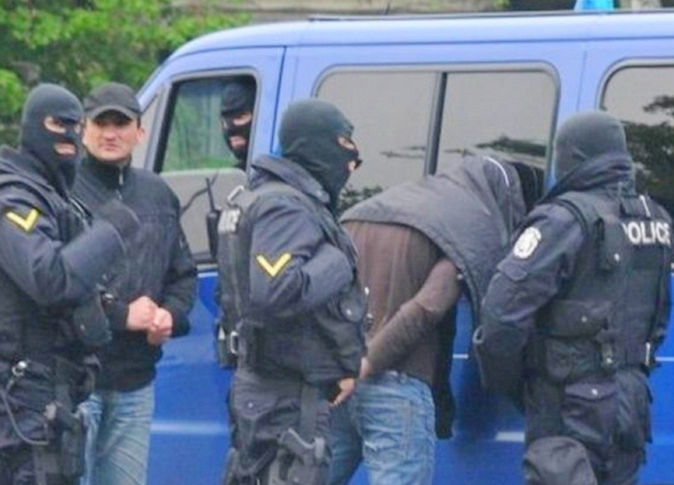 Стана ясна жертвата на крупния обир в Бургаско с парите под дюшека, а крадците пръснали 200 бона за разврат и...