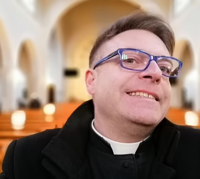 Свещеник спретна оргия, ето как го наказаха СНИМКИ