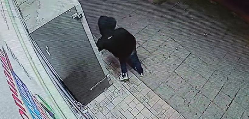 Нагло: Виждали ли сте този мъж, който обра вендинг машина в Асеновград СНИМКИ 