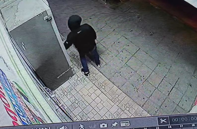Нагло: Виждали ли сте този мъж, който обра вендинг машина в Асеновград СНИМКИ 
