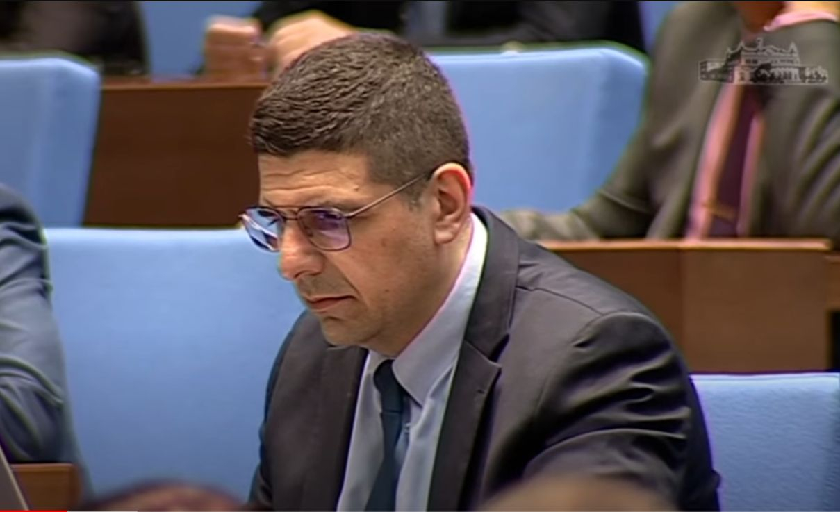 Парламентът не е хавайски плаж за лоши момчета с пура и лаптоп