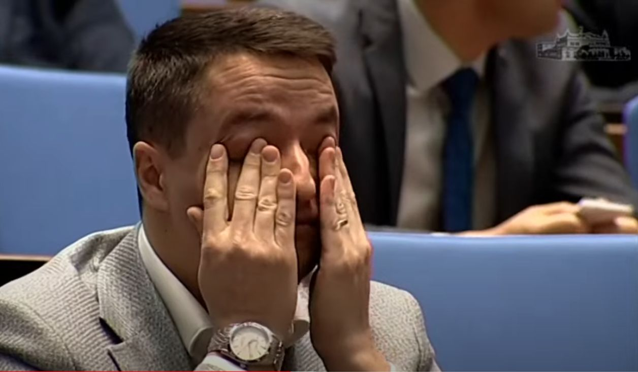 Парламентът не е хавайски плаж за лоши момчета с пура и лаптоп