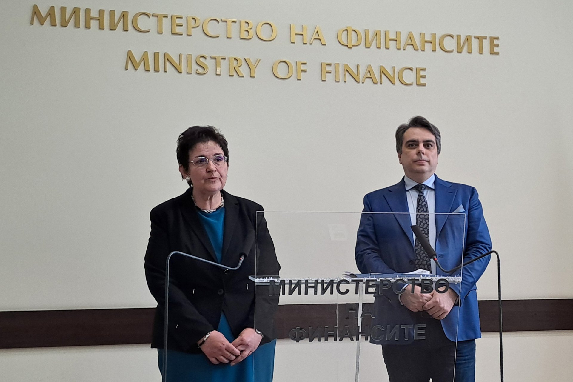 Тя взе поста на Асен Василев и веднага разписа важен документ за еврото и България