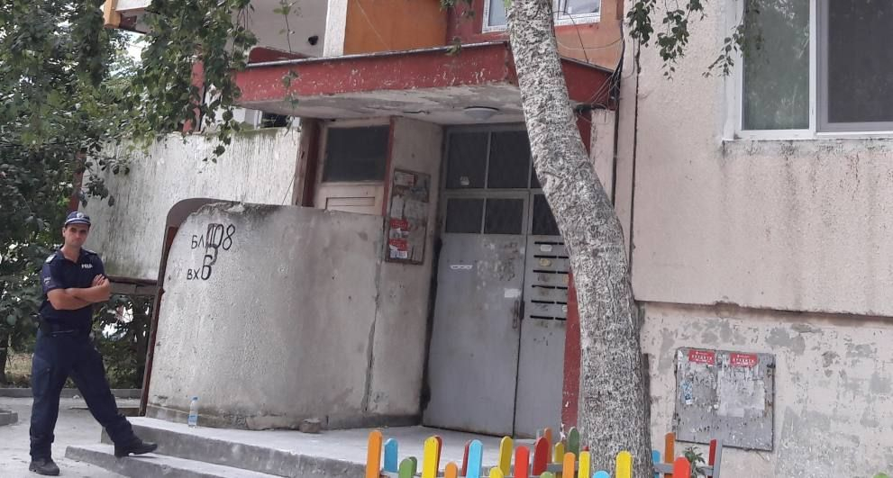 България е смразена! Момче закла 11-г. Никол, защото му отказала целувка