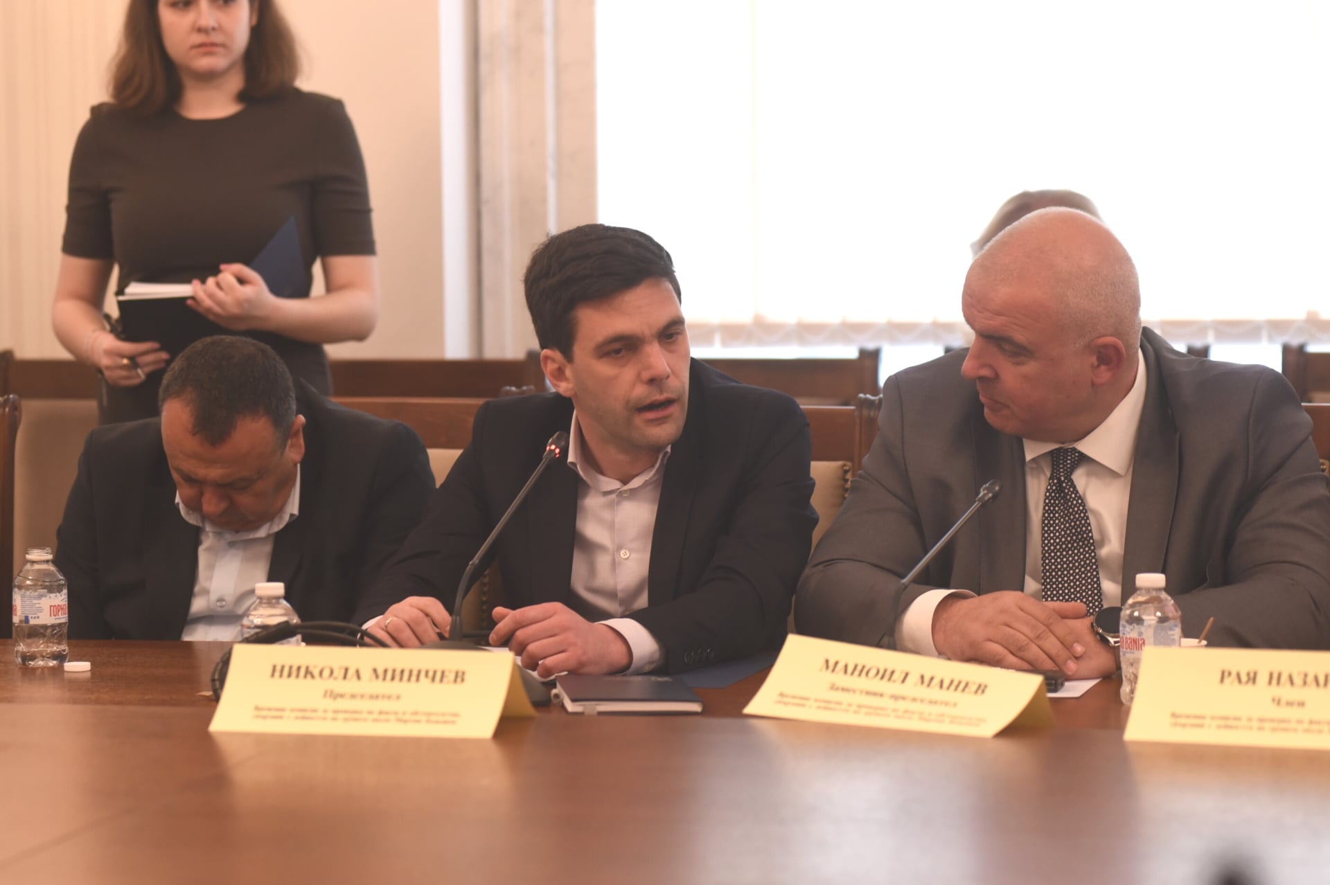 Шефът на ДАНС хвърли бомба за комуникация на Асен Василеви и Стефан Димитров, а на паркинг пред НС...