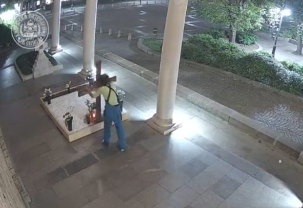 Горещи новини за мъжа, вилнял на гроба на патриарх Неофит СНИМКА