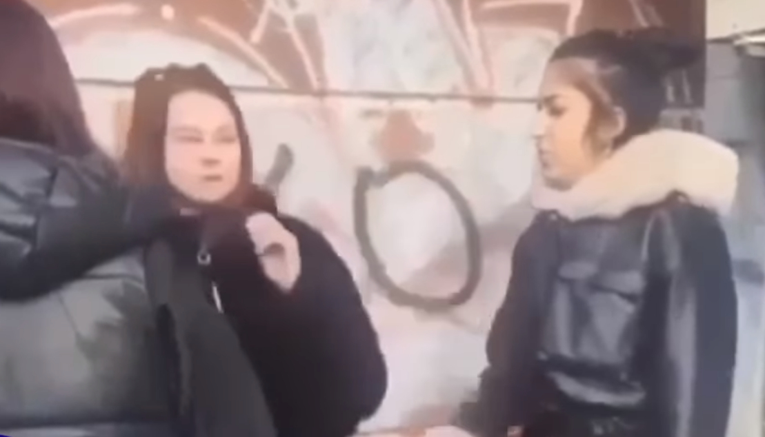 Брутално: Момичета бият своя връстничка в Добрич, а тя им се моли... ВИДЕО 18+