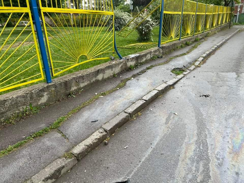 "Голф" влетя в детска градина в "Люлин", родителите са в шок СНИМКИ