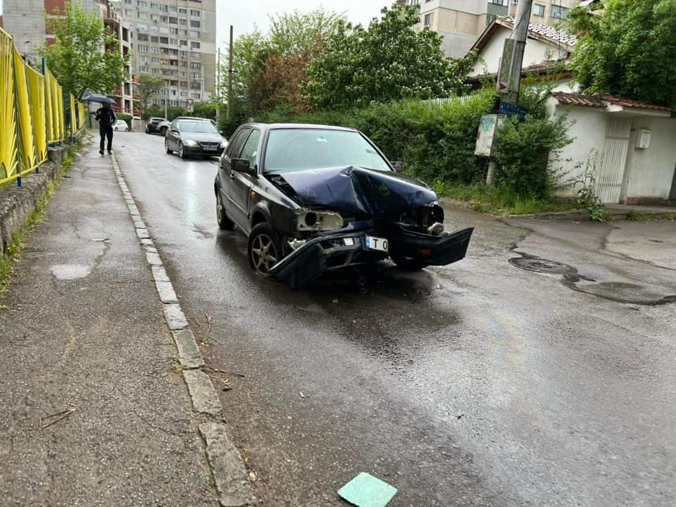 "Голф" влетя в детска градина в "Люлин", родителите са в шок СНИМКИ