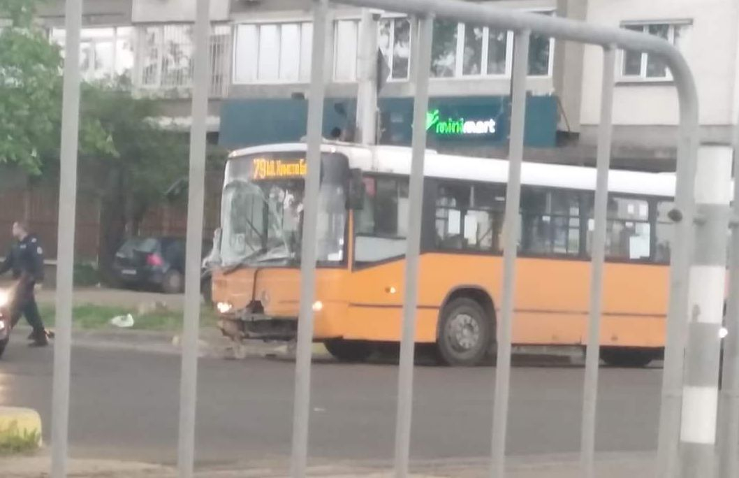 Зверско меле в София с автобус и... СНИМКИ