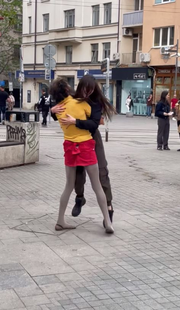 Всички са в шок! Този танцуващ мъж ли оскверни гроба на патриарх Неофит ВИДЕО