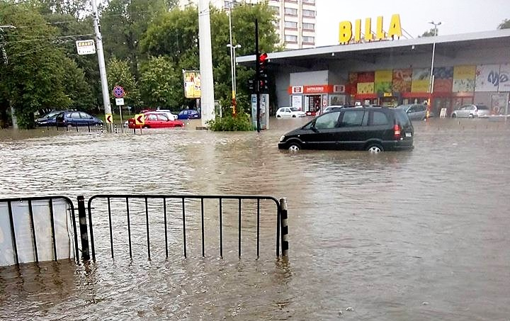 Библейско наводнение удари два БГ града, и на други места е страшно ВИДЕО