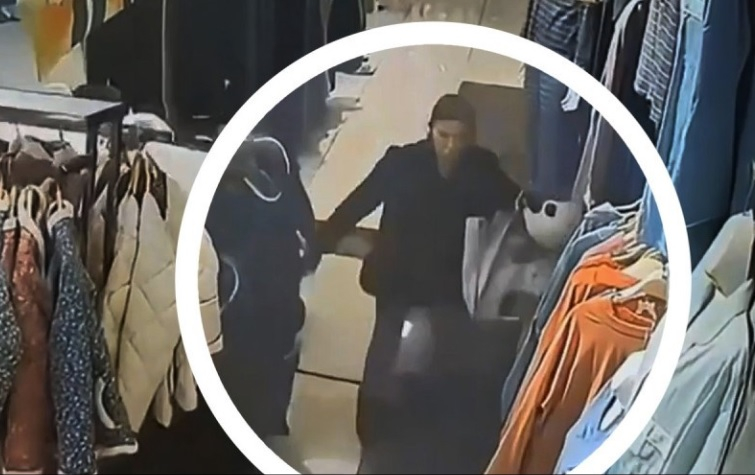 Вижте как подът се срути под купувач в търговски център ВИДЕО