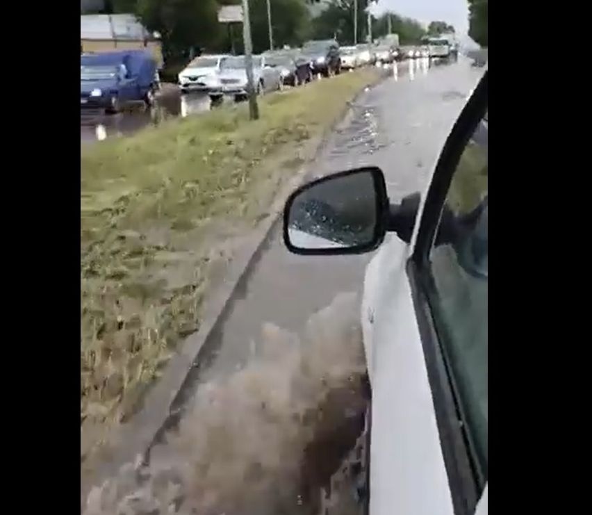Във Варна стана страшно! Улици са под вода, коли пропаднаха ВИДЕО