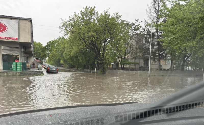 Във Варна стана страшно! Улици са под вода, коли пропаднаха ВИДЕО