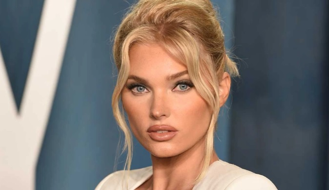 Бивш "ангел" на Victoria's Secret се показа по голи гърди от плажа ВИДЕО 18+