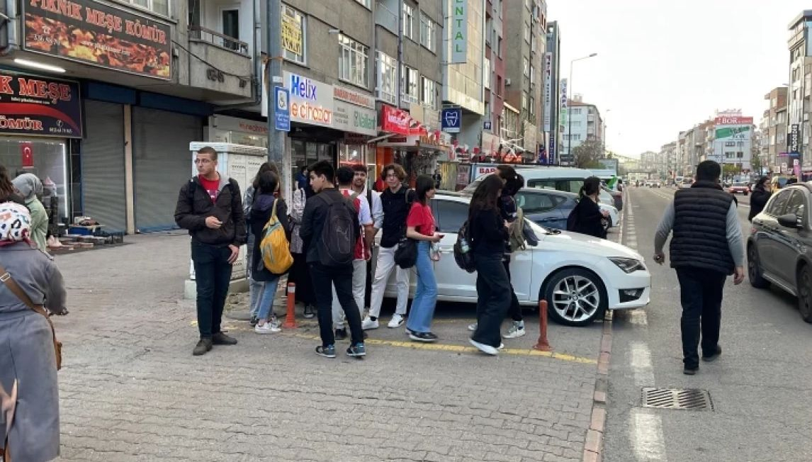 Земетръсна буря в Турция, хората още са в паника! Апокалиптични СНИМКИ
