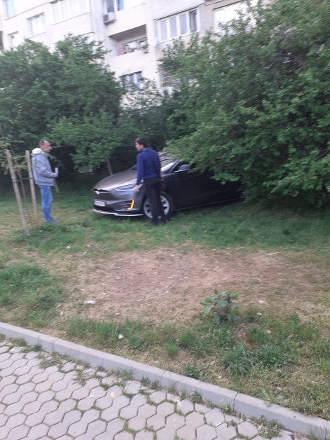 Собственик на Tesla направи немислимото в столичния кв. "Овча купел" СНИМКИ