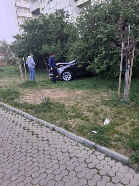 Собственик на Tesla направи немислимото в столичния кв. "Овча купел" СНИМКИ