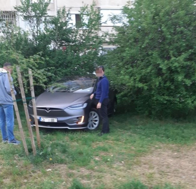 Собственик на Tesla направи немислимото в столичния кв. "Овча купел" СНИМКИ