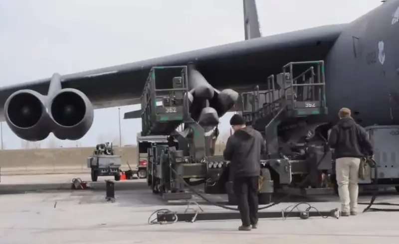 САЩ задействаха 14 бомбардировача B-52H Stratofortress с ядрено оръжие