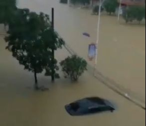 Всичко е под вода: СНИМКИ и ВИДЕО показват какво се случва в Китай