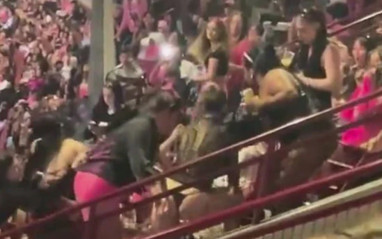 ВИДЕО 18+ запечата зрелищен женски бой на концерт на Ники Минаж