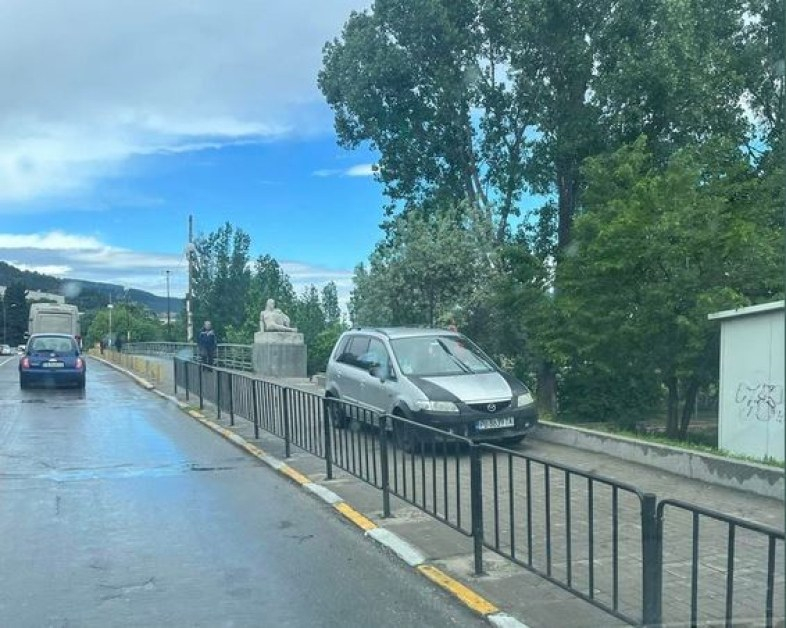 Феномен: Такова паркиране не сте виждали, асеновградчанин скри шапката на всички