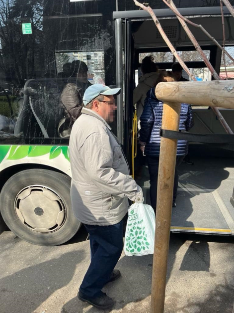 Женско пищене в София: Мъж напада булки, залива ги с неустановена течност 