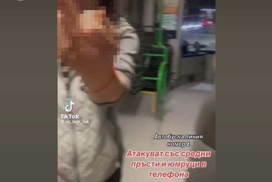 Средни пръсти и крясъци в градския транспорт - коя от жените е права ВИДЕО