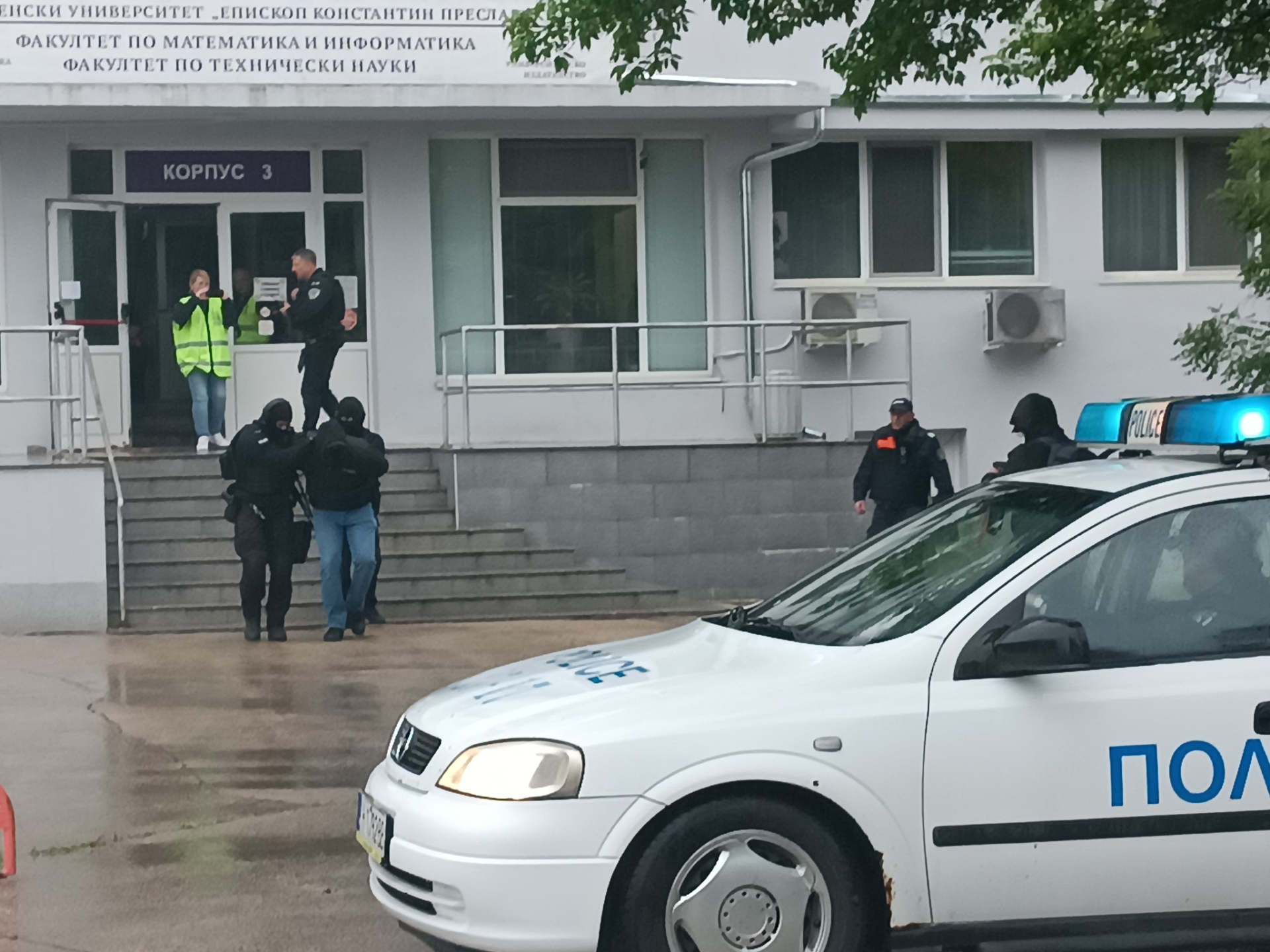 Какво се случва? Изстрели и викове в наш университет, почерня от полиция СНИМКИ