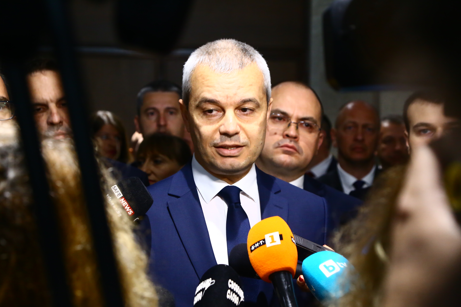 Костадинов открехна вратата за редовен кабинет, но...
