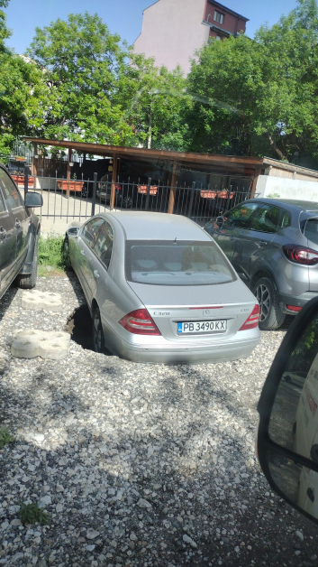 Земята в Пловдив започна да гълта автомобили, гъзар с Мерцедес пропищя СНИМКИ