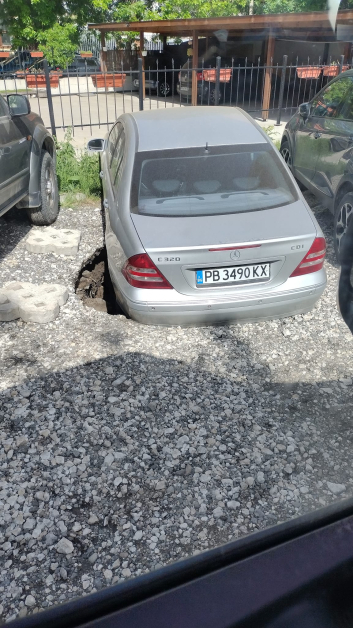 Земята в Пловдив започна да гълта автомобили, гъзар с Мерцедес пропищя СНИМКИ
